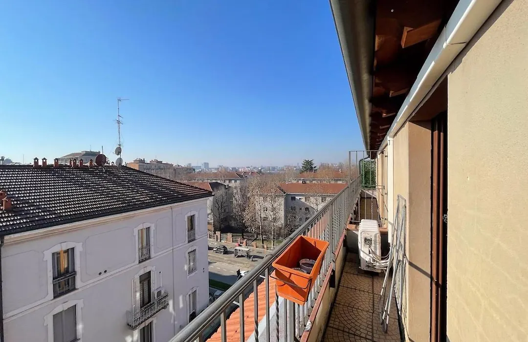 The Urban Nest 2, Spacious, Wifi And Near The Red Metro-1